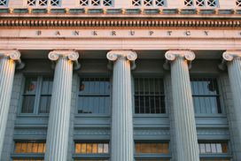 俄亥俄州代顿破产法院，显示爱奥尼亚风格的柱子和文字＂BANKRUPTCY
