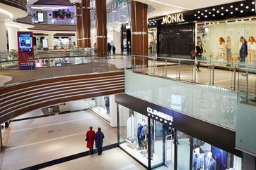 2022年3月4日，在俄罗斯莫斯科，购物者经过拉斯维加斯购物中心关闭的商店。