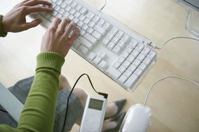 女人打字在电脑键盘上透明的桌子