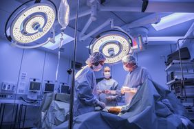 外科手术病人在手术室的灯”>
          </noscript>
         </div>
        </div>
       </div>
       <div class=