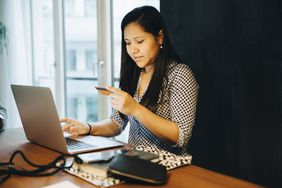 女人坐在一台笔记本电脑,使在线用信用卡购买。”>
          </noscript>
         </div>
        </div>
       </div>
       <div class=