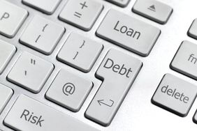 电脑键盘与债务,贷款和风险的钥匙