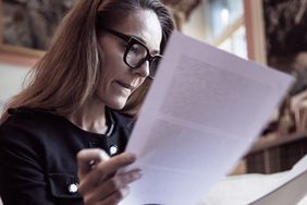 一位戴眼镜的妇女正在审阅文件