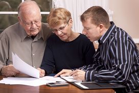 年老夫妇与财务顾问谈论他们的受益人可能必须支付的遗产税。＂width=